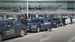 Många har anklagat taxichaufförerna för att bara häcka vid flygplatsen, där det är enkelt att få kunder. Taksitolppa Helsinki-Vantaan lentoasemalla