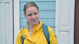 Jasmin Vuorinen funderar över en skyltfri taxi som just körde förbi henne. Jasmin Vuorinen.