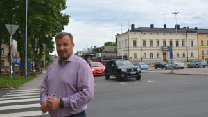Markus Lindroos vill öka trafiksäkerheten vid korsningarna i centrum. Markus vid övergångsstället vid torghörnet.