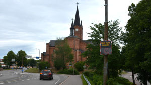 Hastighetsmätarna vid Mannerheimgatan har bidragit till att bilarna kört långsammare de senaste åren. Mätaren visar sur gubbe när bil kör förbi Lovisa kyrka.
