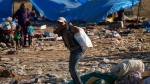 Syriska flyktingar från Daraaprovinsen intill den jordanska gränsen den 2 juli. Syriska flyktingar från Daraaprovinsen intill den jordanska gränsen den 2 juli.