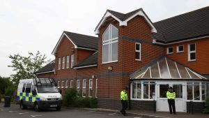 Poliser utanför baptisternas samlingslokal i Amesbury på onsdagen. Poliser utanför baptisternas samlingslokal i Amesbury på onsdagen.
