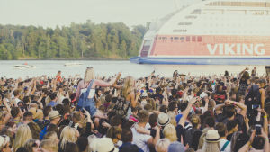 Ruisrockin Rantalavalla saadaan perinteisesti ihastella ohilipuvia ruotsinlaivoja Viking Linen laiva lipuu Ruisrockin Rantalavan ohi
