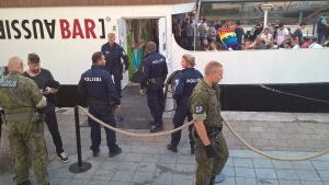 Händelsen ägde rum nära Aussie Bar och många räddningsresurser fanns på plats. flera poliser och militärpoliser utanför aussie bar i åbo