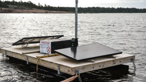 Sälskrämman drivs av solpaneler och en vindgenerator. Under vattenytan finns ljudsonden som skickar ut ljudet som skrämmer iväg sälarna. Sälskrämma i havet vid Viborgsholmen.