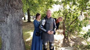 Gunnar Cederberg, alias Franska liljan, får hjälp av sin jungfru och sin väpnare med att klä på sig rustningen. Gunnar Cederberg, alias Franska liljan, får hjälp av sin jungfru och sin väpnare med att klä på sig rustningen.