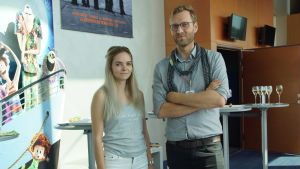 Ksenia Kurik jobbade som marknadsföringsassistent under filminspelningarna. Bredvid henne står Jan-Christian Forsman två personer står utanför en biosalong