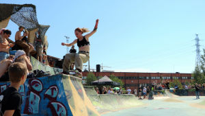 Bilden är tagen från evenemanget Helride där Tyttörullalautailijat deltog. En ung kvinna åker rullbräda i en rullbrädspark (skatepark).