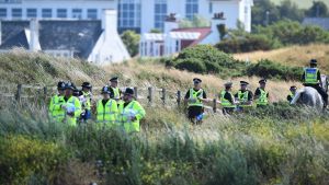 Polisen står vakt utanför Trumps lyxiga golfanläggning Trump Turnberry sydväst om Glasgow. Polisen står vakt utanför Trumps lyxiga golfanläggning Trump Turnberry sydväst om Glasgow.