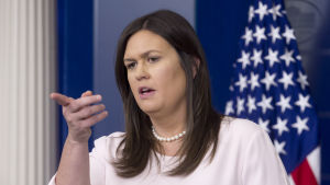 Sarah Huckabee Sanders beskriver Cohen som en lögnare och skamfilad dömd brottsling. Sarah Huckabee Sanders under en presskonferens i Vita huset den 2 juli.