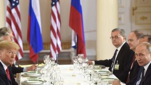 Arbetslunchen avnjöts i Spegelsalen på slottet. Lunchbild av Trump och Putin