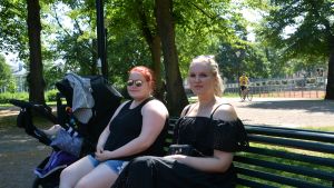 Martta Lindström och Sara Vuohelainen i Stadsparken. Två kvinnor på en bänk i parken.