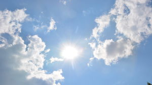 I Vasa slogs ett 60 år gammalt rekord i veckan då temperatur på 33,7 grader uppmättes vid Klemetsö mätstation. Moln och sol på himlen.