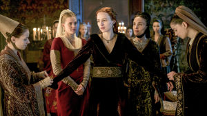 Burgundin Maria (Christa Théret, kesk.), hänen äitipuolensa Margaret of York (Alix Poisson) ja hovineito (Miriam Fussenegger). Näyttävä kolmiosainen draamasarja kertoo valtapelistä, rakkaudesta ja kappaleen Euroopan historiasta.