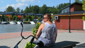 Ira sitter ibland flera timmar i sträck och tittar ut mot ån medan hon kopplar av efter arbetsdagen. Hon sitter och tittar ut mot ån.