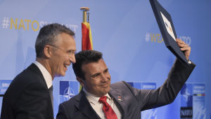 På Natotoppmötet i Bryssel förra veckan fick Makedoniens premiärminister Zoran Zaev (t.h.) en inbjudan av Natos generalsekreterare Jens Stoltenberg att inleda medlemsförhandlingar med Nato. Natos generalsekreterare Jens Stoltenberg (t.v.) och Makedoniens premiärminister Zoran Zaev under Nato-toppmöte i Bryssel.