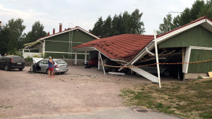 Bilist Kvaddade Flera Bilar Och Korde Sonder Ett Oppet Garage I