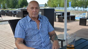 Raimo Lehtimäki tycker inte ölen påverkar honom mer än vanligt i värmen. Raimo Lehtimäki från Tammerfors dricker gärna kall öl i sommarhettan.