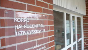 Arkivbild. I Korpo fanns det lyckligtvis hälsovårdare som kunde ge en stelkrampsspruta. skylt vid korpo hälsostation