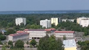 Hangö centralskola / Hangon keskuskoulu ligger mitt på udden och är den största skolan för årskurserna 1-6. Centralskolan i Hangö.