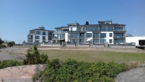 Spaet, lyxbostäderna och hotellet skulle ge också staden ett länge väntat lyft. Ett av bostadshusen intill spaet i Hangö på Fabriksudden.