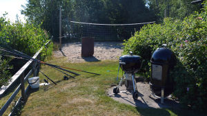 Fiske, beachvolley och till och med kulstötning är några av de aktiviteter Hanséns brukar sysselsätta sig med. Fiskespön, beachvolleyplan och kulstötningsring.