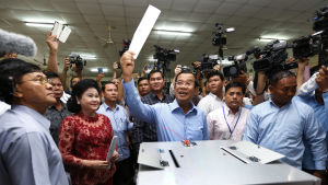 Premiärminister Huns Sen röstar i valet bredvid sin fru Bun Rany. 