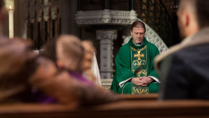 Karismaattinen näyttelijä Sean Bean nähdään uuden brittisarjan katolisena pappina. 