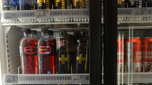 De här dryckerna hittar du inte i Pargas svenska gymnasiums automat. energidrycker