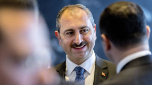 Justitieminister Abdulhamit Gül utsattes för sanktioner eftersom han anses ha spelat en central roll då Brunson greps och åtalades Justitieminister Abdulhamit Gül utsattes för sanktioner eftersom han anses ha spelat en central roll då Brunson greps och åtalades