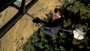 Ethan Hunt vill absolut med på den här helikopterfärden. Ethan Hunt (Tom Cruise) klänger sig fast i ett rep under en helikopter.