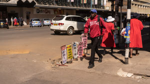 Kalabalik i Harare, stod det på en löpsedel efter onsdagens protester. Kalabalik i Harare, stod det på en löpsedel efter onsdagens protester.