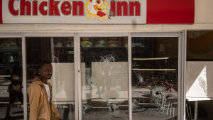 Snabbmatsrestauranger förstördes under onsdagens protester. Snabbmatsrestauranger förstördes under onsdagens protester.