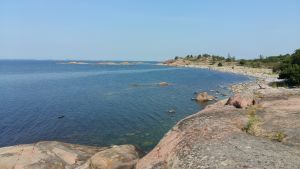 Havet, och en strand med klippor och stenar på Örö i Skärgårdshavets nationalpark.