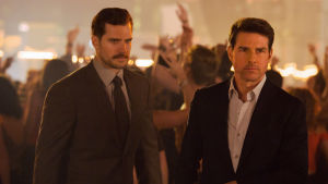 Walker (Henry Cavill) är agenten som har i uppgift att följa Hunt överallt. Det är inte alltid en så rolig uppgift. August Walker (Henry Cavill) och Ethan Hunt (Tom Cruise) tillsammans på fest.