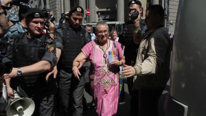En prideaktivist grips av polisen i Moskva i maj 2012. En pride-aktivist grips av polisen i Moskva i maj 2012.
