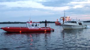 M/s Mässkär dras in mot land. M/s Mässkär har bärgats och transporteras mot land.