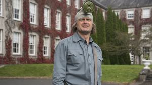 Johan Rheborg spelar en underlig skolvaktmästare. Johan Rheborg som den konstiga skolvaktmästaren.