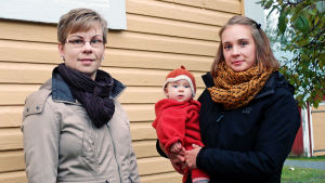 Linda Holm ja Carolina Beijar sylissään tytär Freja.