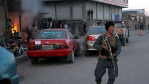Hårda strider har rasat i Ghazni sedan talibanrebeller inledde en massiv attack för tre dagar sedan Oroligheter i Ghazni i Afghanistan sedan talibanrebeller inledde en massiv attack i augusti 2018.