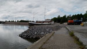 Det är en hel del på gång intill Faros. Som bäst byggs det nya Fiskets hus. Arbete med att bredda en kaj i en småbåtshamn.