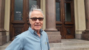 Dietrich Schlenzka erkänner att han ibland tagit bilder i museum fastän det varit förbjudet. Man står utanför Ateneum.