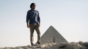Historioitsija David Olusoga Egyptissä pyramidien luona. Kuva sarjasta Kulttuurien juurilla