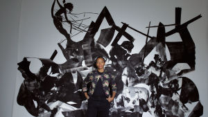Taiteilija Kara Walker ja hänen teoksensa Rift of the Medusa. Kuva sarjasta Kulttuurien juurilla