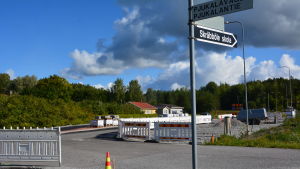 Avspärrningen hindrar skoleleverna från att just nu ta sig tryggt till skolan, tycker föräldrar. vy över vägarbete som pågår vid pjukalavägen. Stängsel är uppsätta så fotgängare inte så enkelt kan gå över vägen.
