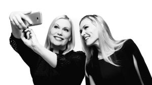 Sanna Ukkola ja Marja Sannikka ottavat selfietä ja hymyilevät