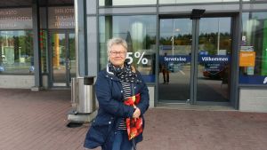 "Han har i stora frågor skött sig bra och är en sympatisk människa", säger Gunilla Ek om president Niinistö. Gunilla Ek utanför butik i Söderkulla.