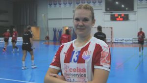 Erica Gustafsson är tillbaka i den rödvitrandiga spelarskjortan efter två säsonger i Atlas. Porträttbild på Erica Gustafsson.