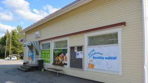 Öja-Market är en av många bybutiker som sätter lapp på luckan. Öja-Market i Öja i Karleby