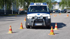 Det blir inte många centimeter mellan körhindren på banan när de blivande poliserna övar sig i att hantera polisbilen. Polisbil på övningsbana i Tammerfors.